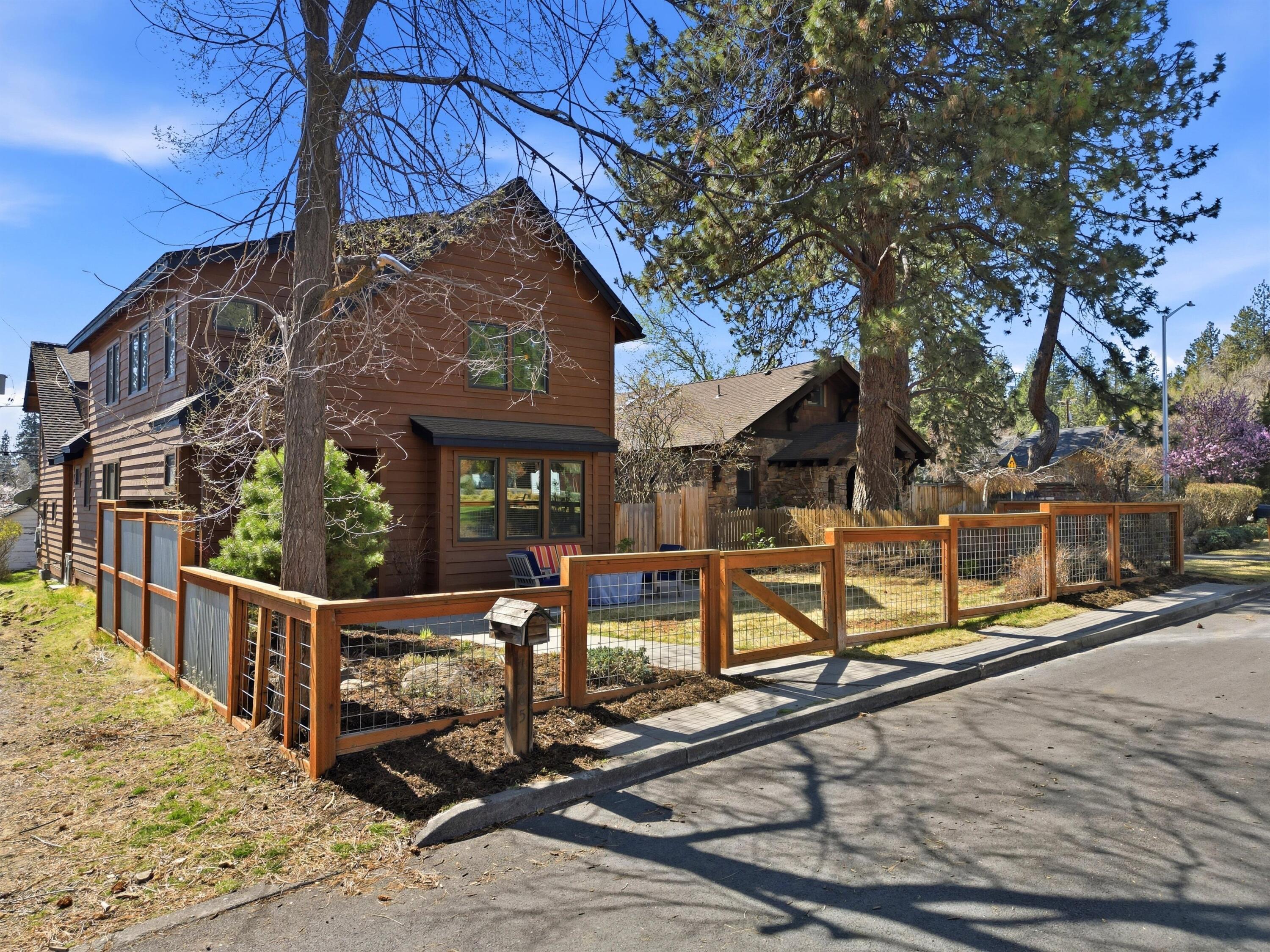 1365 NW Jacksonville Avenue