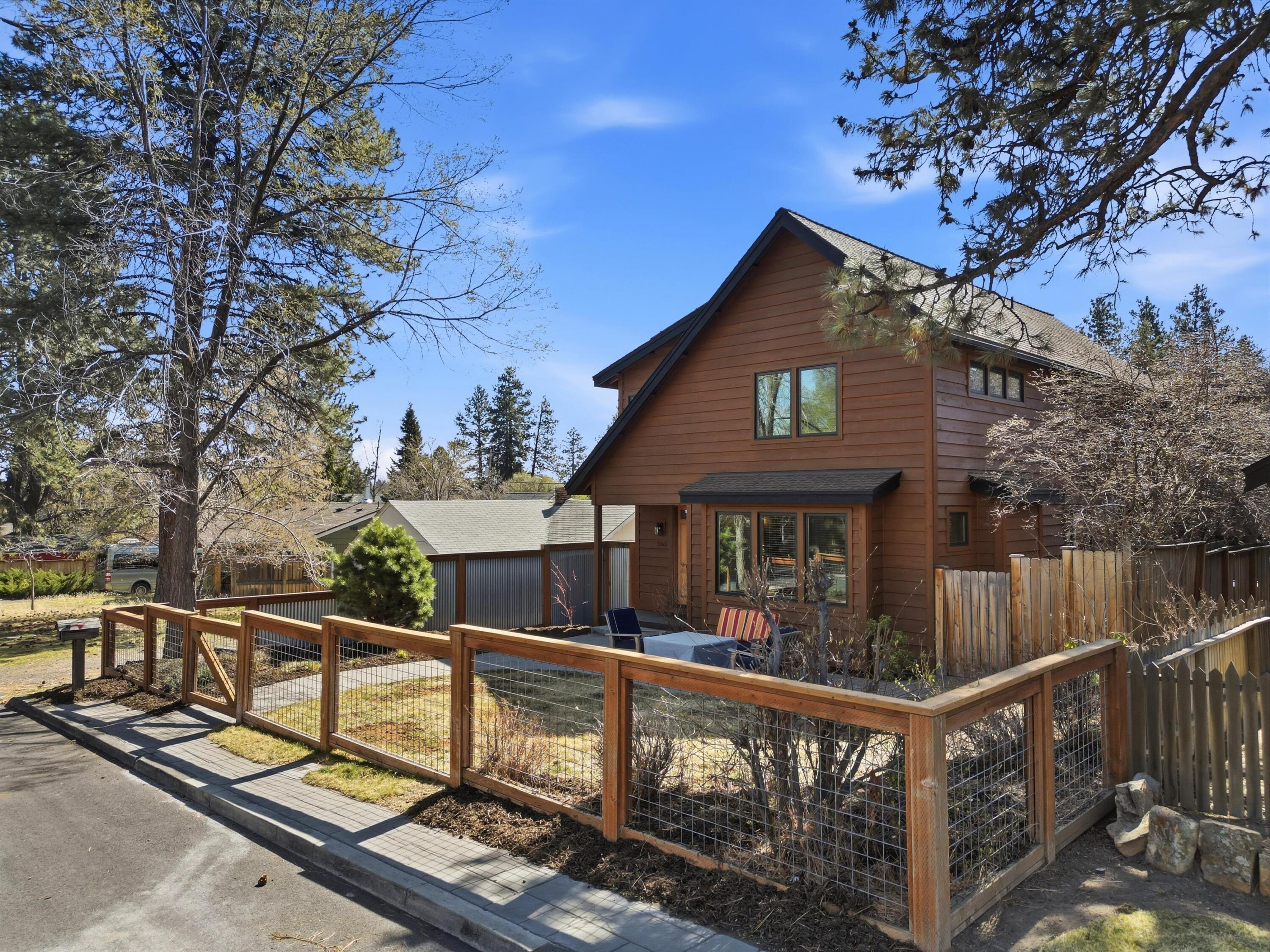 1365 NW Jacksonville Avenue