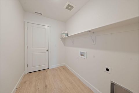 Tiny photo for 1050 NW Fairway Road #153, Madras, OR 97741 (MLS # 220212738)