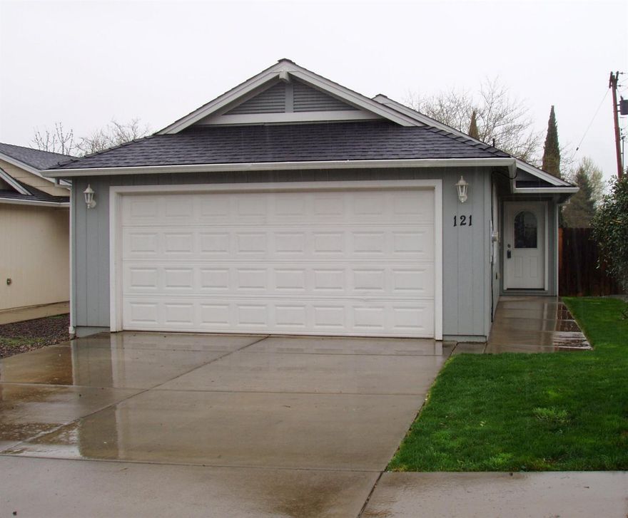 Great home in Eagle Point ready for its new owner. Built in 2006 with 1262 sqft this home features open floor plan with galley kitchen that has lots of nice counter space and cabinetry. 3 nice sized bedrooms and 2 baths, family room and dining. Home has nice private back patio and is all fenced. Plus there is a 2 car finished attached garage.