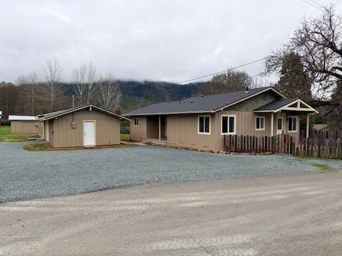 Photo of 2571 E Evans Creek Road, Rogue River, OR 97537 (MLS # 220212037)
