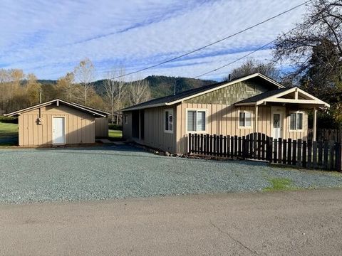 Photo of 2571 E Evans Creek Road, Rogue River, OR 97537 (MLS # 220212037)