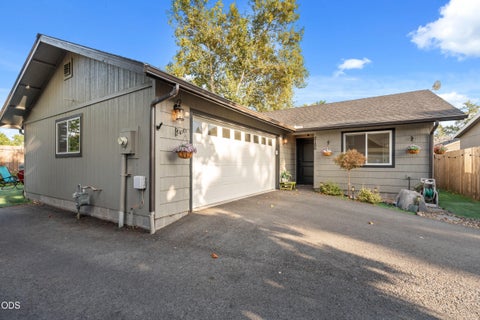 Photo of 2186 Lower River Road, Grants Pass, OR 97526 (MLS # 220228672)