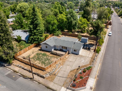 Photo of 703 NE 10th Street, Grants Pass, OR 97526 (MLS # 220223468)
