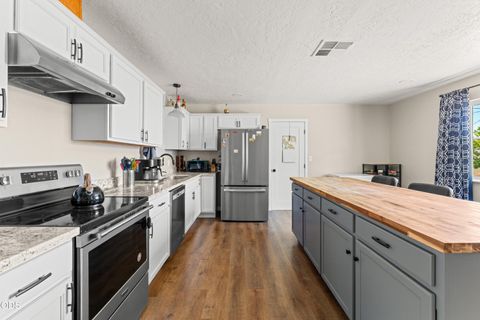 Tiny photo for 703 NE 10th Street, Grants Pass, OR 97526 (MLS # 220223468)