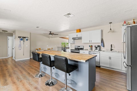 Tiny photo for 703 NE 10th Street, Grants Pass, OR 97526 (MLS # 220223468)
