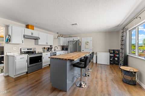 Tiny photo for 703 NE 10th Street, Grants Pass, OR 97526 (MLS # 220223468)