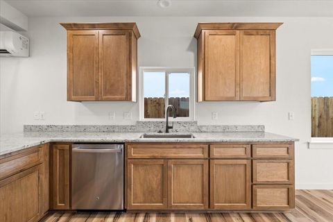Tiny photo for 728 Dahl Place #17, Medford, OR 97501 (MLS # 220219238)