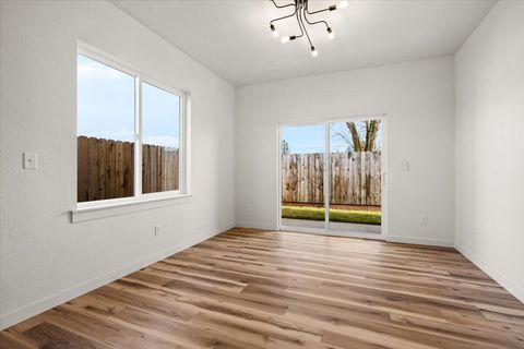 Tiny photo for 728 Dahl Place #17, Medford, OR 97501 (MLS # 220219238)