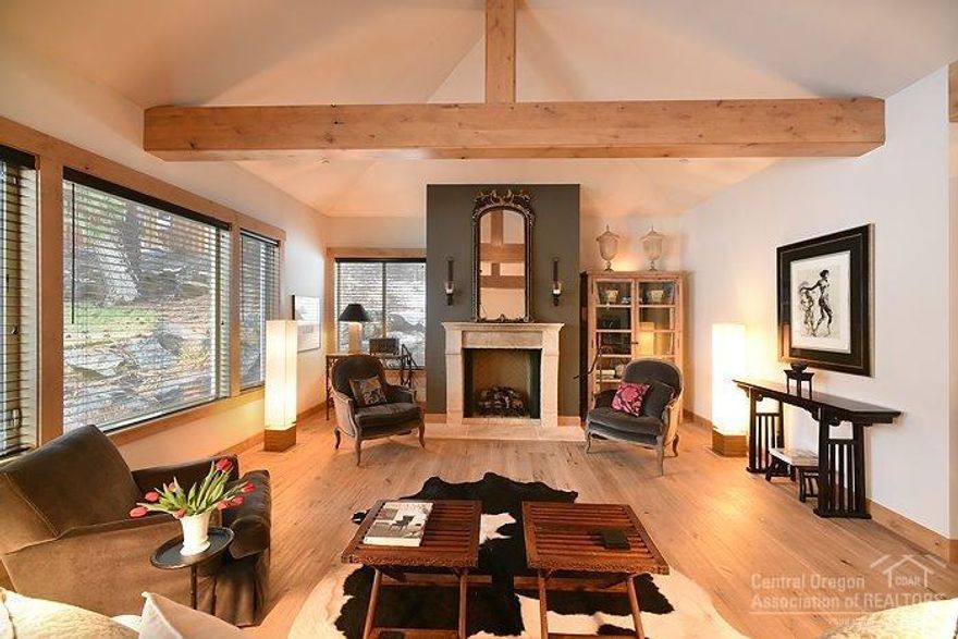 Beautiful single level townhome in sought after Pointswest, on the way up to Mt. Bachelor and only 5 minutes from town. Many upgrades throughout the home. Wide plank wood floors, 8' solid wood doors, wood wrapped windows, 11' ceilings throughout, with extra high vaulted ceilings in the great room. Two master suites on single level. River trail access 1 block from the home. all furnishings negotiable.