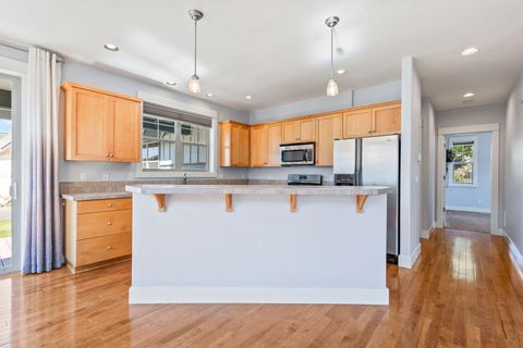 Tiny photo for 1082 SE Yarrow Avenue, Madras, OR 97741 (MLS # 220215602)