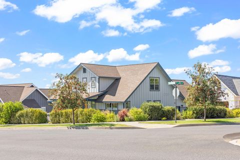 Tiny photo for 1082 SE Yarrow Avenue, Madras, OR 97741 (MLS # 220215602)