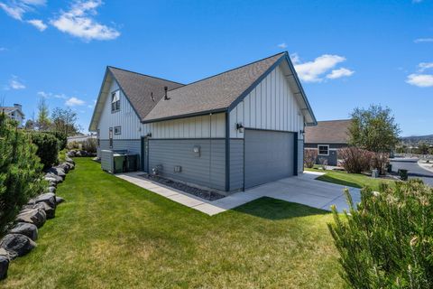 Tiny photo for 1082 SE Yarrow Avenue, Madras, OR 97741 (MLS # 220215602)