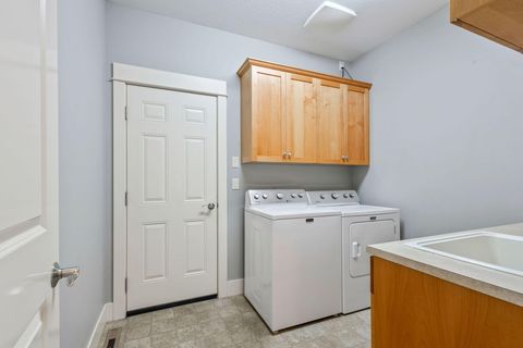 Tiny photo for 1082 SE Yarrow Avenue, Madras, OR 97741 (MLS # 220215602)