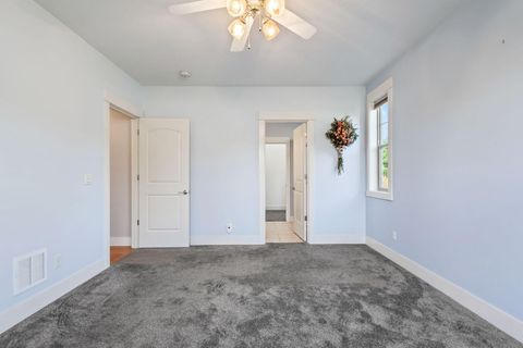 Tiny photo for 1082 SE Yarrow Avenue, Madras, OR 97741 (MLS # 220215602)