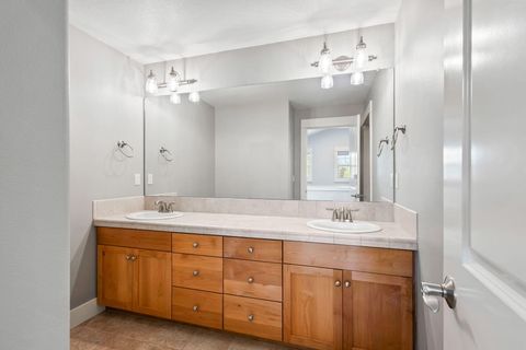 Tiny photo for 1082 SE Yarrow Avenue, Madras, OR 97741 (MLS # 220215602)