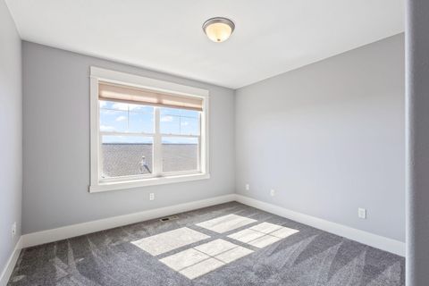 Tiny photo for 1082 SE Yarrow Avenue, Madras, OR 97741 (MLS # 220215602)