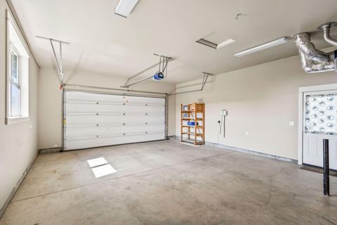 Tiny photo for 1082 SE Yarrow Avenue, Madras, OR 97741 (MLS # 220215602)