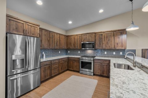 Tiny photo for 4980 SW Zenith Avenue, Redmond, OR 97756 (MLS # 220212433)