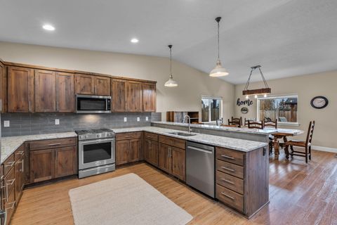 Tiny photo for 4980 SW Zenith Avenue, Redmond, OR 97756 (MLS # 220212433)