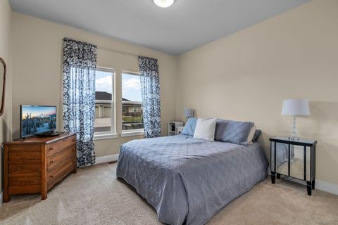 Tiny photo for 4980 SW Zenith Avenue, Redmond, OR 97756 (MLS # 220212433)