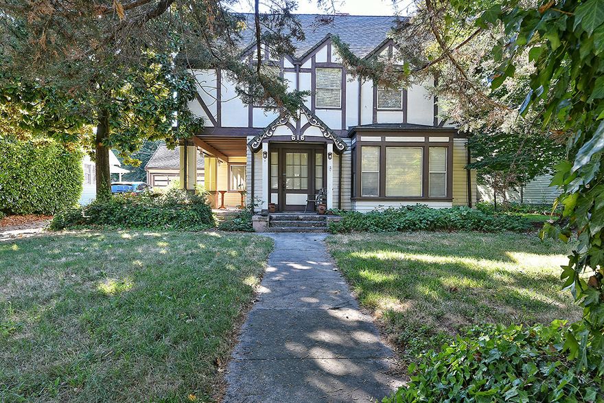 This home is on one of the most iconic streets in Medford. A drive down this street is like driving back to a simpler time with large majestic homes and large
lots. This home has three very large bedrooms each with their own bathroom. A nice private yard and an oversized garage make this a great home for all!
This home is believed to have been housing for Camp White officers. At 2826 square feet, there is a lot of room! Get into this home for a tour and see what is
has to offer!