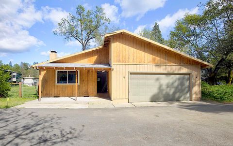 Photo of 273 Genverna Glen Gln, Grants Pass, OR 97527 (MLS # 220219539)