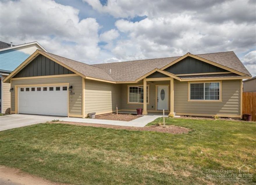 Don't miss your chance to own this very cute single story home in up and coming Ni-La-Sha Village. This spacious 3 br, 2 bath, single story home comes packed with amenities. with a wide open floor plan, vaulted ceiling, granite counters throughout, wood/tile floors and stainless steel appliances this home is a find.