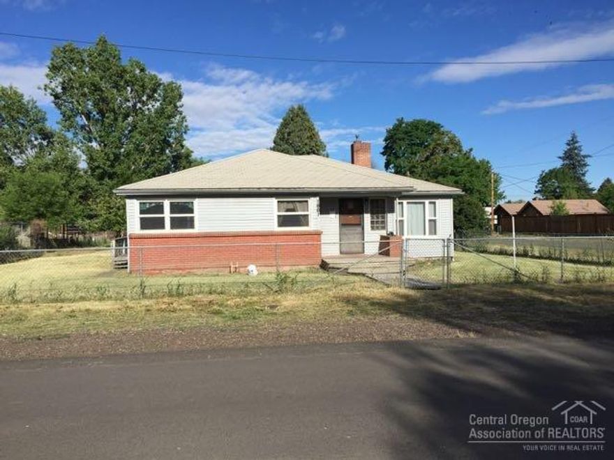 Move in ready home in quiet town of Fossil.