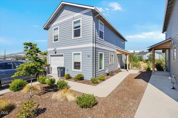 221 DANO DR, PHOENIX, OR 97535 - Image c67d853e46d8a0eec13de5905b1d8d32/1848588324