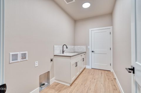 Tiny photo for 842 NW 18th Court, Redmond, OR 97756 (MLS # 220225098)