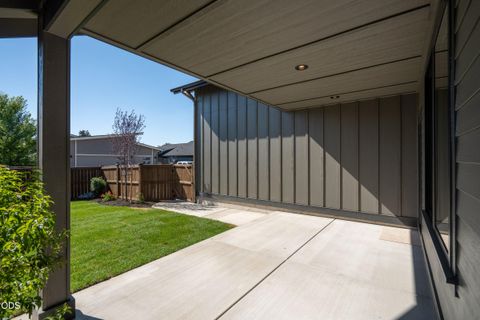 Tiny photo for 842 NW 18th Court, Redmond, OR 97756 (MLS # 220225098)