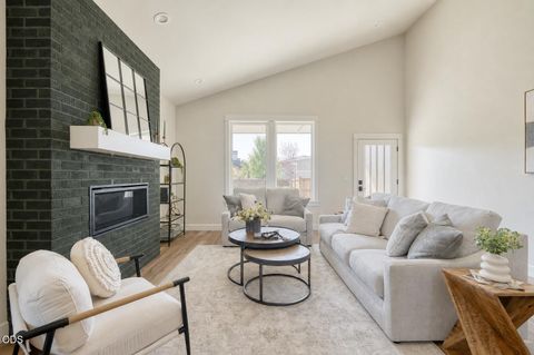Tiny photo for 842 NW 18th Court, Redmond, OR 97756 (MLS # 220225098)