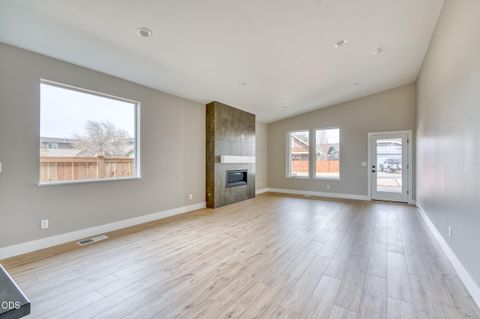 Tiny photo for 842 NW 18th Court, Redmond, OR 97756 (MLS # 220225098)
