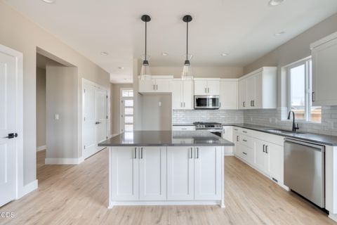 Tiny photo for 842 NW 18th Court, Redmond, OR 97756 (MLS # 220225098)