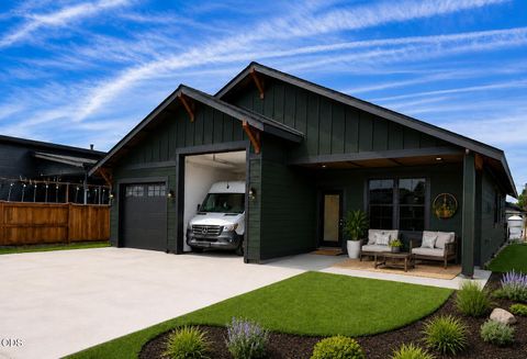 Tiny photo for 842 NW 18th Court, Redmond, OR 97756 (MLS # 220225098)