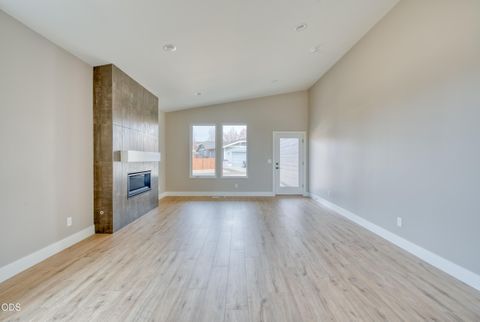 Tiny photo for 842 NW 18th Court, Redmond, OR 97756 (MLS # 220225098)