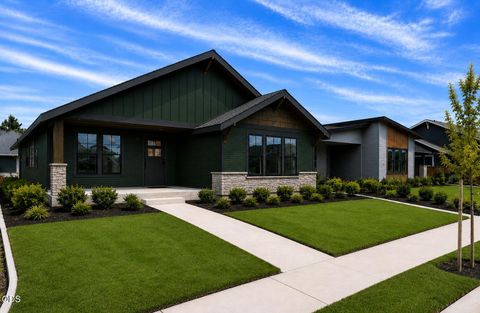 Photo of 842 NW 18th Court, Redmond, OR 97756 (MLS # 220225098)