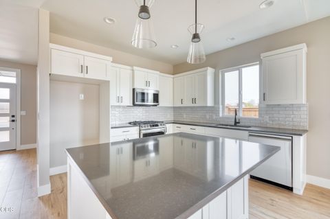 Tiny photo for 842 NW 18th Court, Redmond, OR 97756 (MLS # 220225098)