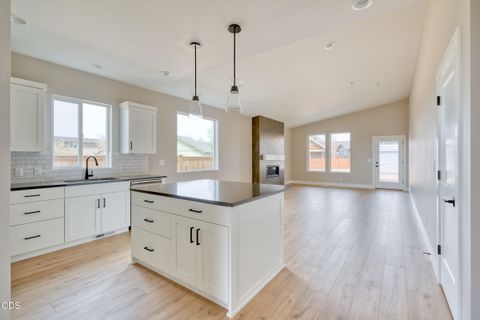 Tiny photo for 842 NW 18th Court, Redmond, OR 97756 (MLS # 220225098)