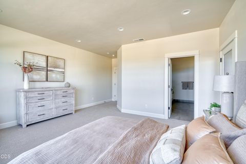 Tiny photo for 842 NW 18th Court, Redmond, OR 97756 (MLS # 220225098)