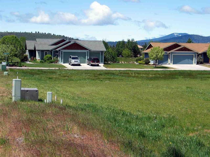 Beautiful Harbor Isles Neighborhood Is A Stones-throw To Klamath Lake And Has Nearly Everything You Could Ask For. Overlooking Harbor Isles Golf Course And Walking Distance To Sail, Eat, Kayak, Play Tennis - And You Are Only Minutes To Oit, Sky Lakes Medical Center And The Movie Theater. With A Price This Low You Can Build That Dream Home And Enjoy This Community For Years To Come!