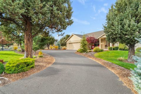 Photo of 126 Highland Meadow Loop, Redmond, OR 97756 (MLS # 220211593)