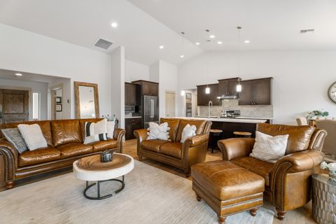 Tiny photo for 126 Highland Meadow Loop, Redmond, OR 97756 (MLS # 220211593)