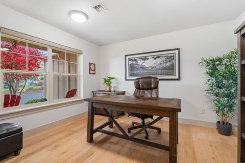 Tiny photo for 126 Highland Meadow Loop, Redmond, OR 97756 (MLS # 220211593)