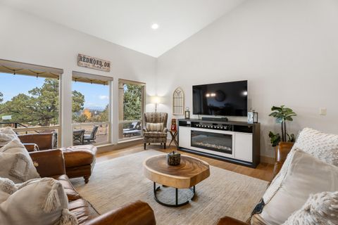 Tiny photo for 126 Highland Meadow Loop, Redmond, OR 97756 (MLS # 220211593)