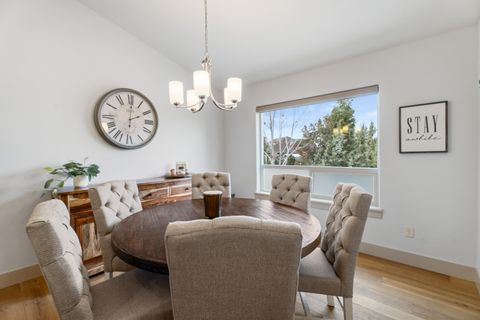 Tiny photo for 126 Highland Meadow Loop, Redmond, OR 97756 (MLS # 220211593)