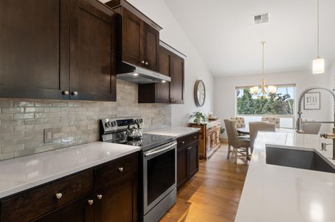 Tiny photo for 126 Highland Meadow Loop, Redmond, OR 97756 (MLS # 220211593)