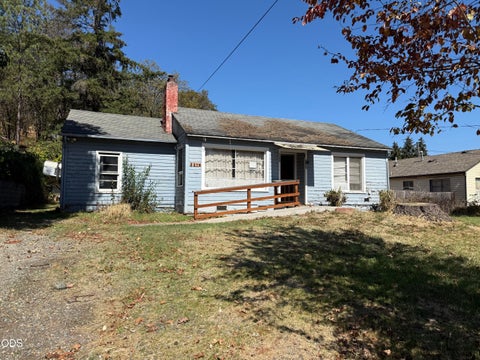 Photo of 1106 NW Sunset Drive, Grants Pass, OR 97526 (MLS # 220228916)