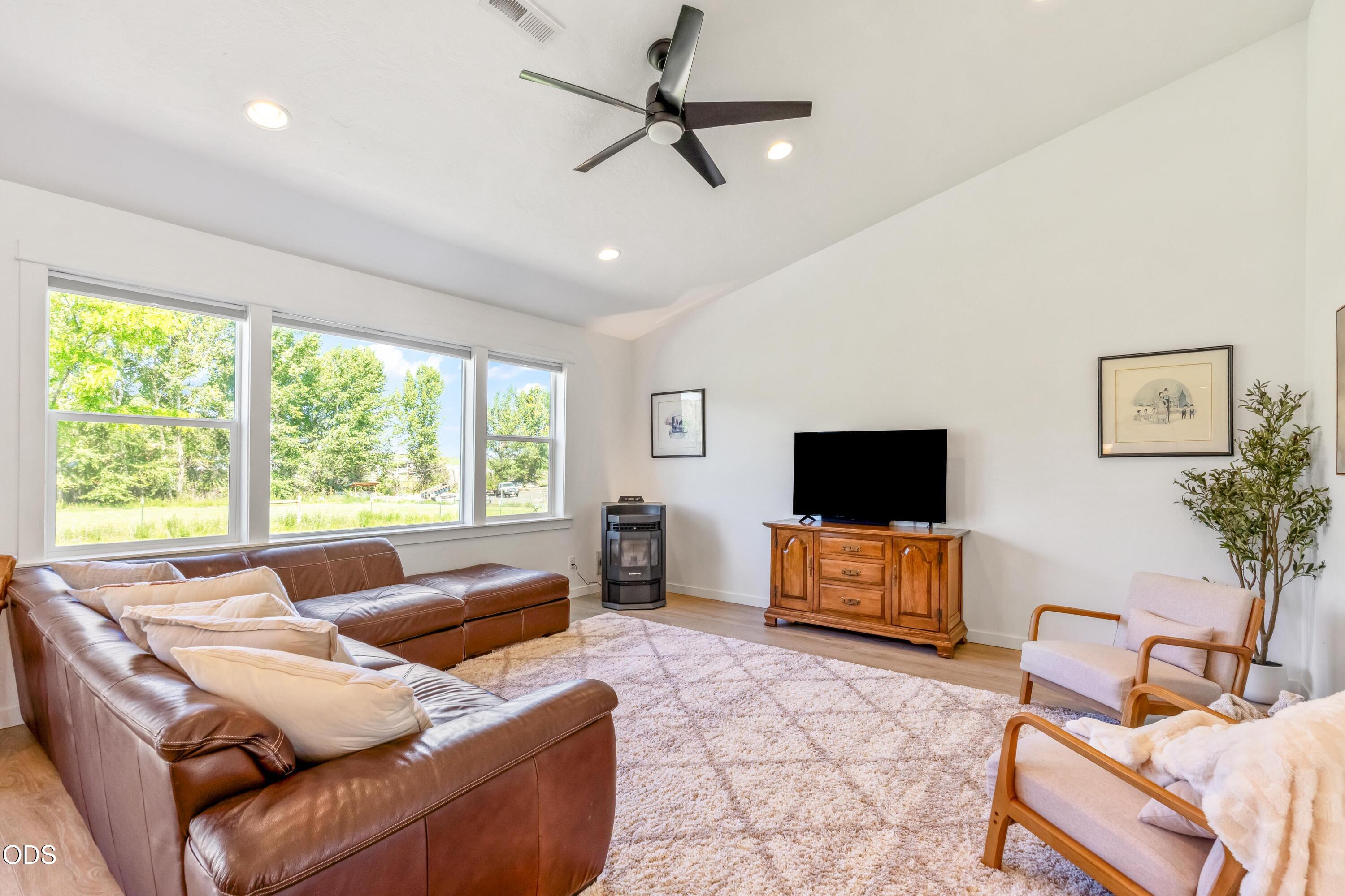 2467 NE Sunset View Lane